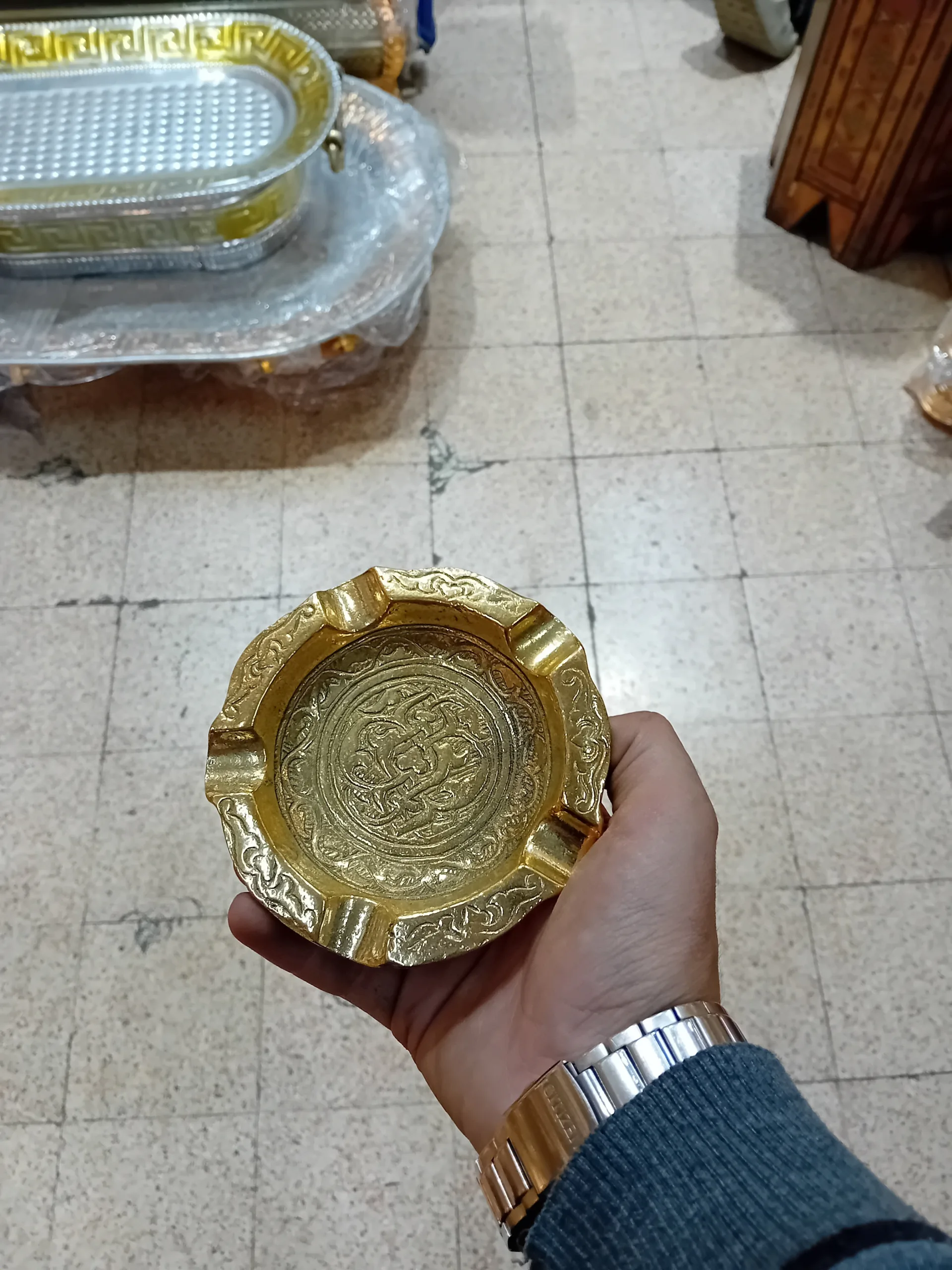 صحن سيجارة نحاس مع نقش